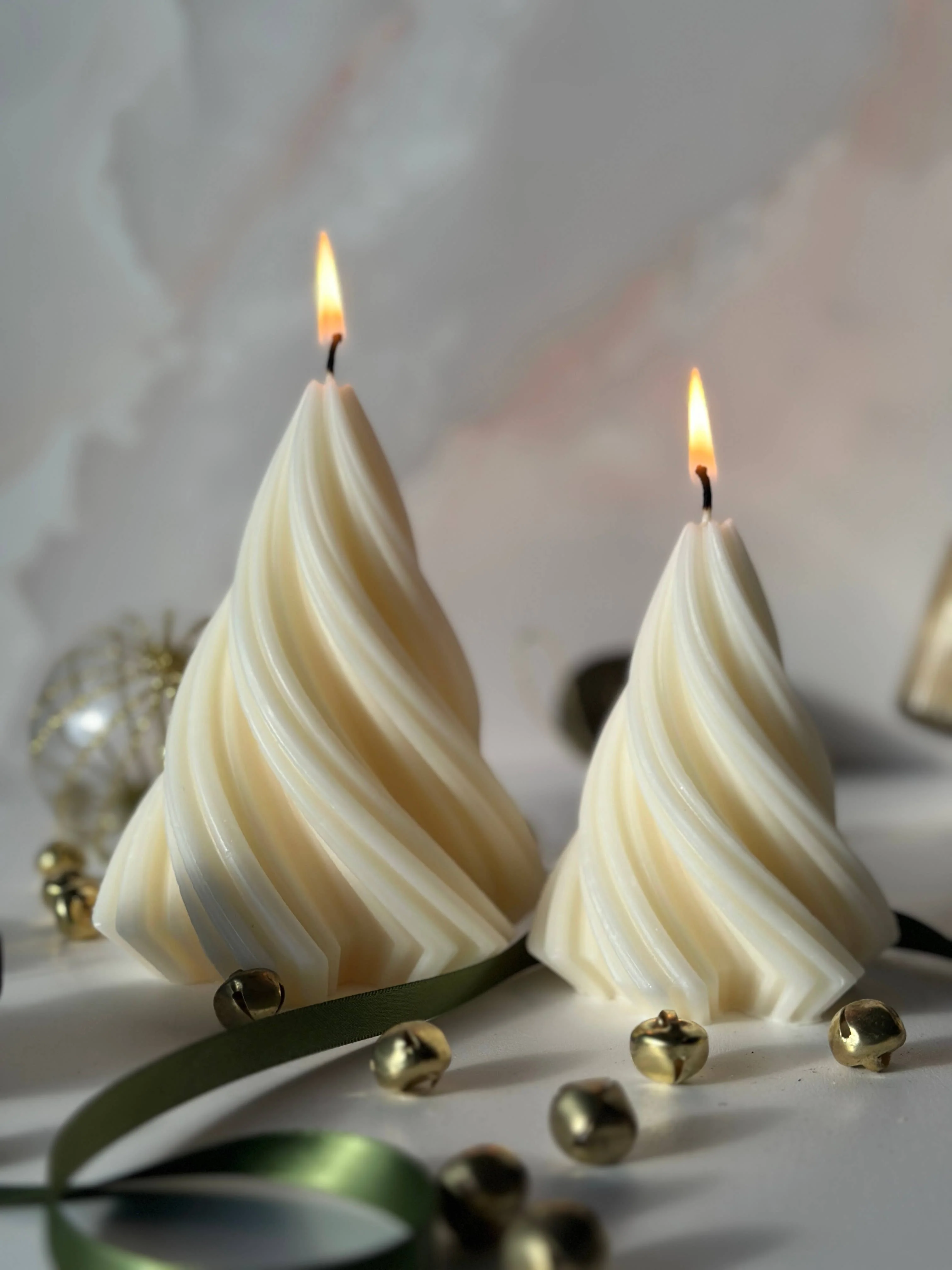 Large Swirl Christmas Tree Candle - Cream - Image 2